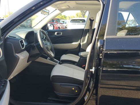 Used 2025 Hyundai Venue SEL image 18