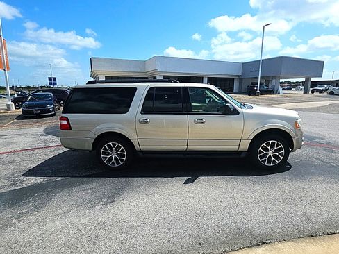 Used 2017 Ford Expedition EL XLT w/ Equipment Group 202A RWD image 4
