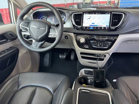 Used 2024 Chrysler Pacifica Limited FWD image 4