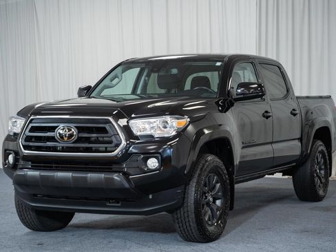 Used 2022 Toyota Tacoma SR5 AWD/4WD image 3