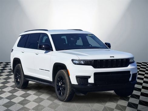 Used 2024 Jeep Grand Cherokee L Laredo image 4