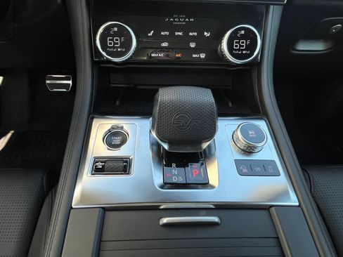 Used 2023 Jaguar F-PACE SVR image 19