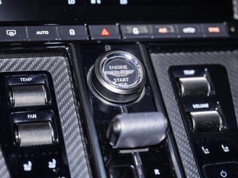 Used 2025 Aston Martin V8 Vantage Coupe image 30