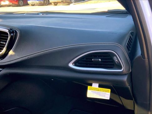 Used 2025 Chrysler Pacifica Select image 18