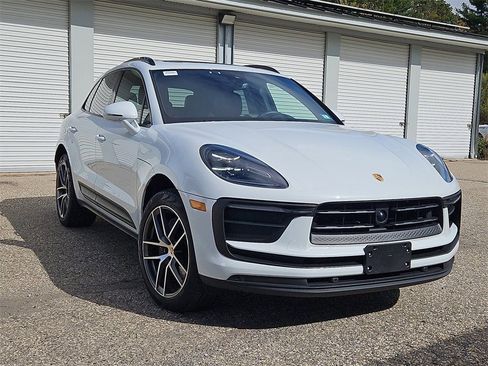 Certified 2025 Porsche Macan image 9