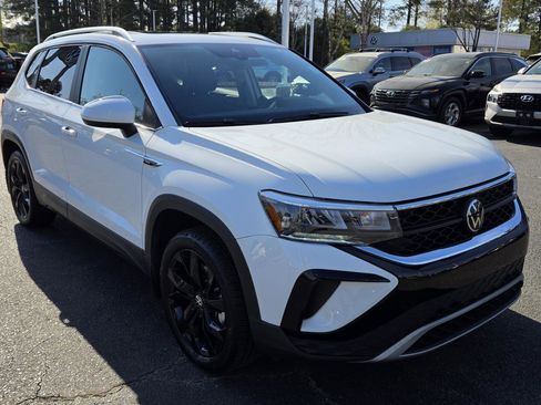 Certified 2022 Volkswagen Taos SE w/ Panoramic Sunroof Package image 7