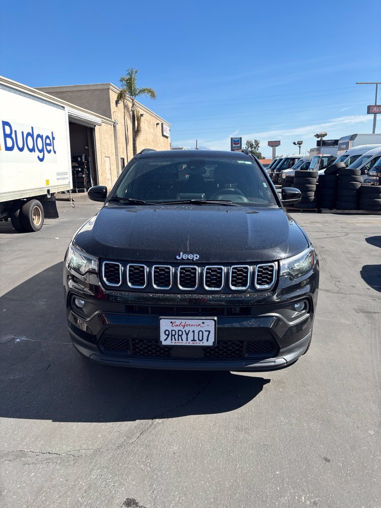 Used 2025 Jeep Compass Latitude w/ Sun & Sound Group AWD/4WD image 2