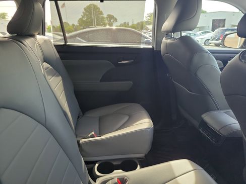 Used 2023 Toyota Highlander XLE FWD image 9