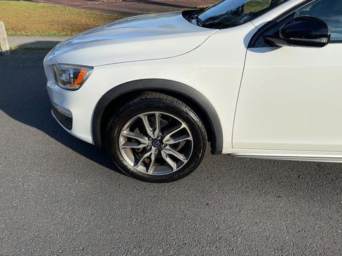 Used 2015 Volvo V60 T5 Cross Country image 10