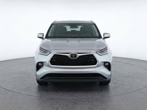 Used 2025 Toyota Highlander LE FWD image 2