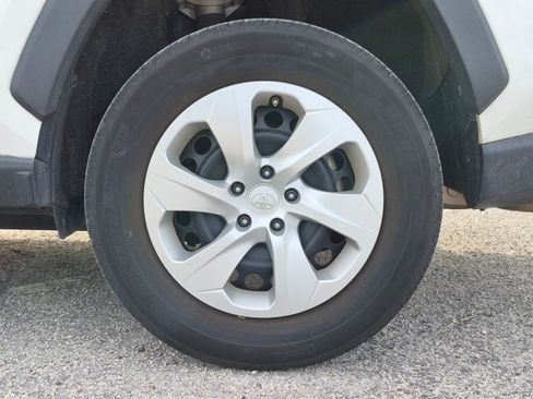 Used 2019 Toyota RAV4 LE FWD image 14
