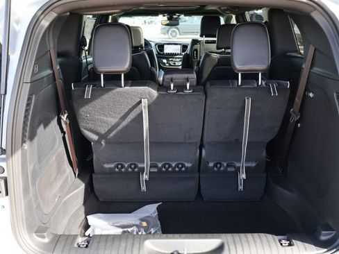New 2026 Chrysler Pacifica Limited FWD image 7
