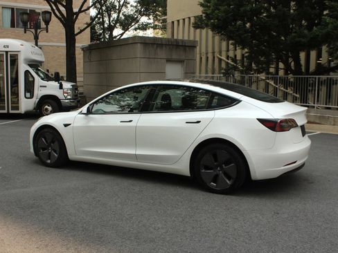 Used 2023 Tesla Model 3 Standard Range RWD image 9
