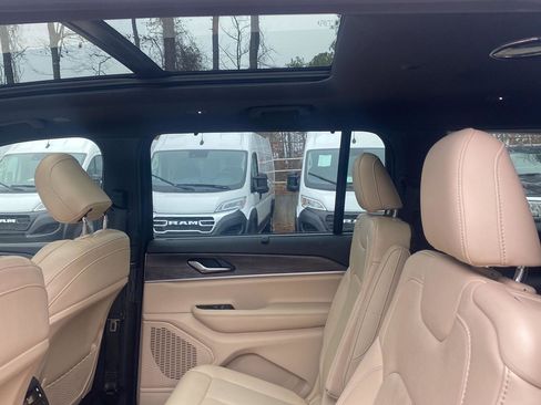 Used 2023 Jeep Grand Cherokee L Limited w/ Luxury Tech Group II image 10