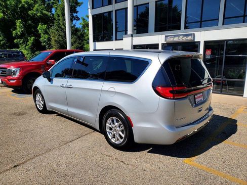 Used 2024 Chrysler Pacifica Touring-L FWD image 7