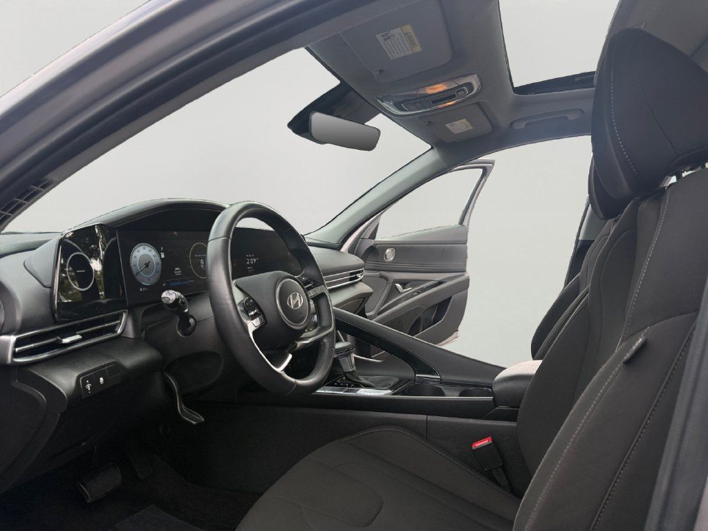 Used 2025 Hyundai Elantra SEL FWD image 9