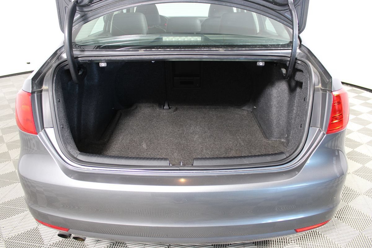 Used 2011 Volkswagen Jetta SE FWD image 18