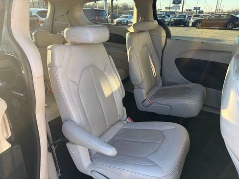 Used 2021 Chrysler Pacifica Touring-L FWD image 25
