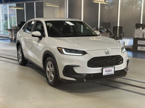Used 2023 Honda HR-V LX image 3