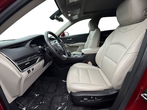 Used 2019 Cadillac XT4 Luxury w/ Cold Weather Package image 9