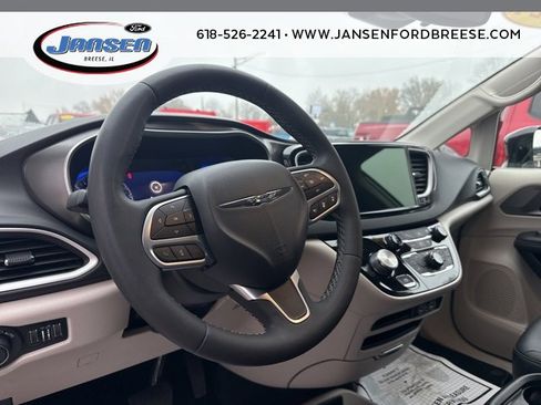 Used 2024 Chrysler Pacifica Touring-L image 11