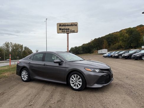 Used 2018 Toyota Camry LE image 1