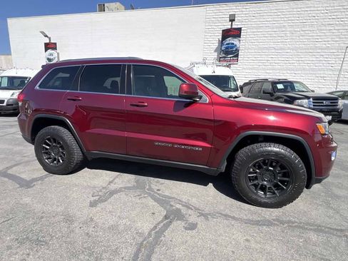 Used 2019 Jeep Grand Cherokee Laredo image 4