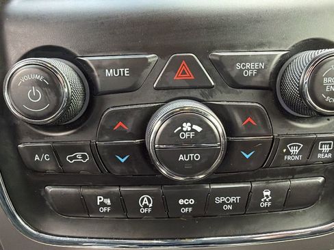 Used 2021 Jeep Grand Cherokee Laredo image 25