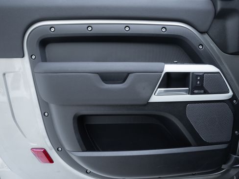 Used 2023 Land Rover Defender 90 X-Dynamic SE image 18