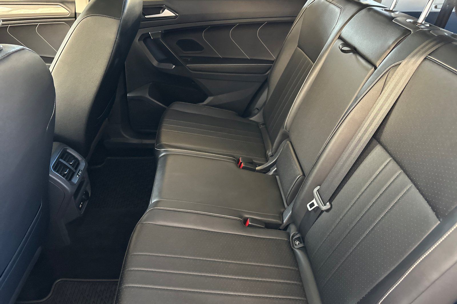 Used 2023 Volkswagen Tiguan SE w/ Panoramic Sunroof Package FWD image 12