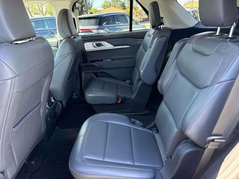Used 2025 Ford Explorer Active w/ Active Comfort Package image 10