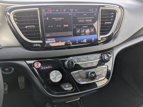 Used 2025 Chrysler Pacifica Select image 11