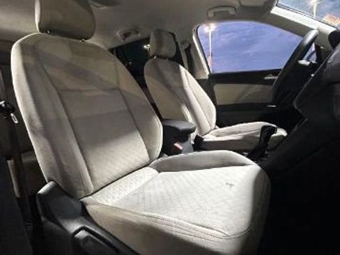 Used 2018 Volkswagen Tiguan S image 9