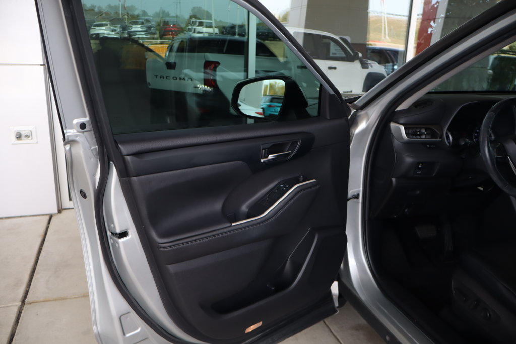 Used 2020 Toyota Highlander XLE AWD/4WD image 13
