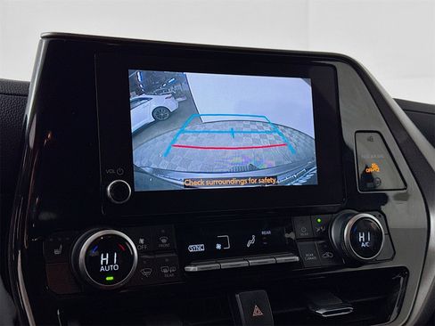 Used 2023 Toyota Highlander XLE image 11