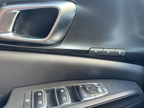 Used 2025 Kia Carnival SX w/ SX Dark Edition Package image 17