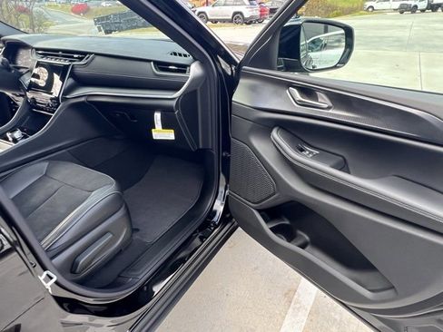 New 2025 Jeep Grand Cherokee L Altitude image 32