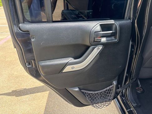 Used 2017 Jeep Wrangler Unlimited Rubicon w/ Connectivity Group image 21