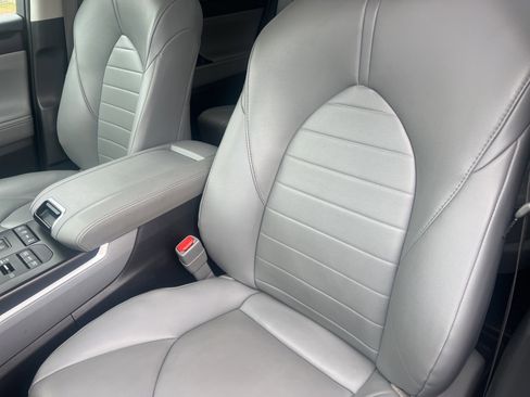 Used 2020 Toyota Highlander XLE image 12