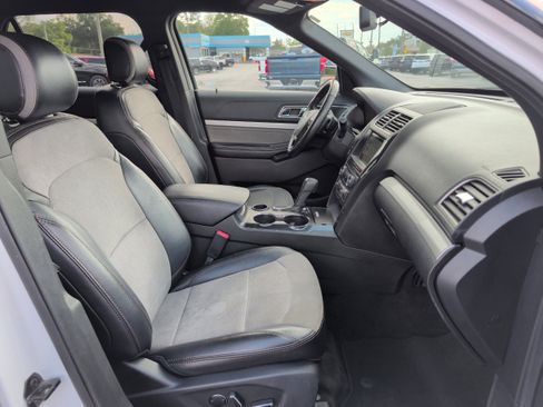 Used 2017 Ford Explorer XLT w/ Equipment Group 202A FWD image 17