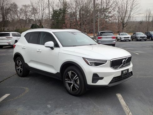 Used 2025 Volvo XC40 B5 Core image 2