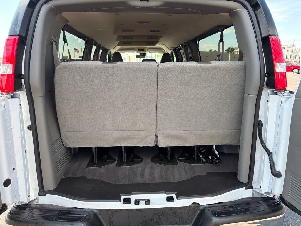 Used 2025 Chevrolet Express 3500 LT w/ LT Preferred Equipment Group RWD image 8