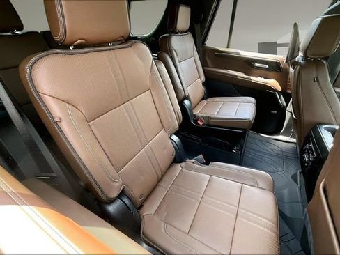 Used 2025 Chevrolet Tahoe High Country AWD/4WD image 24