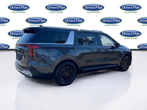 Used 2025 Kia Carnival FWD image 7