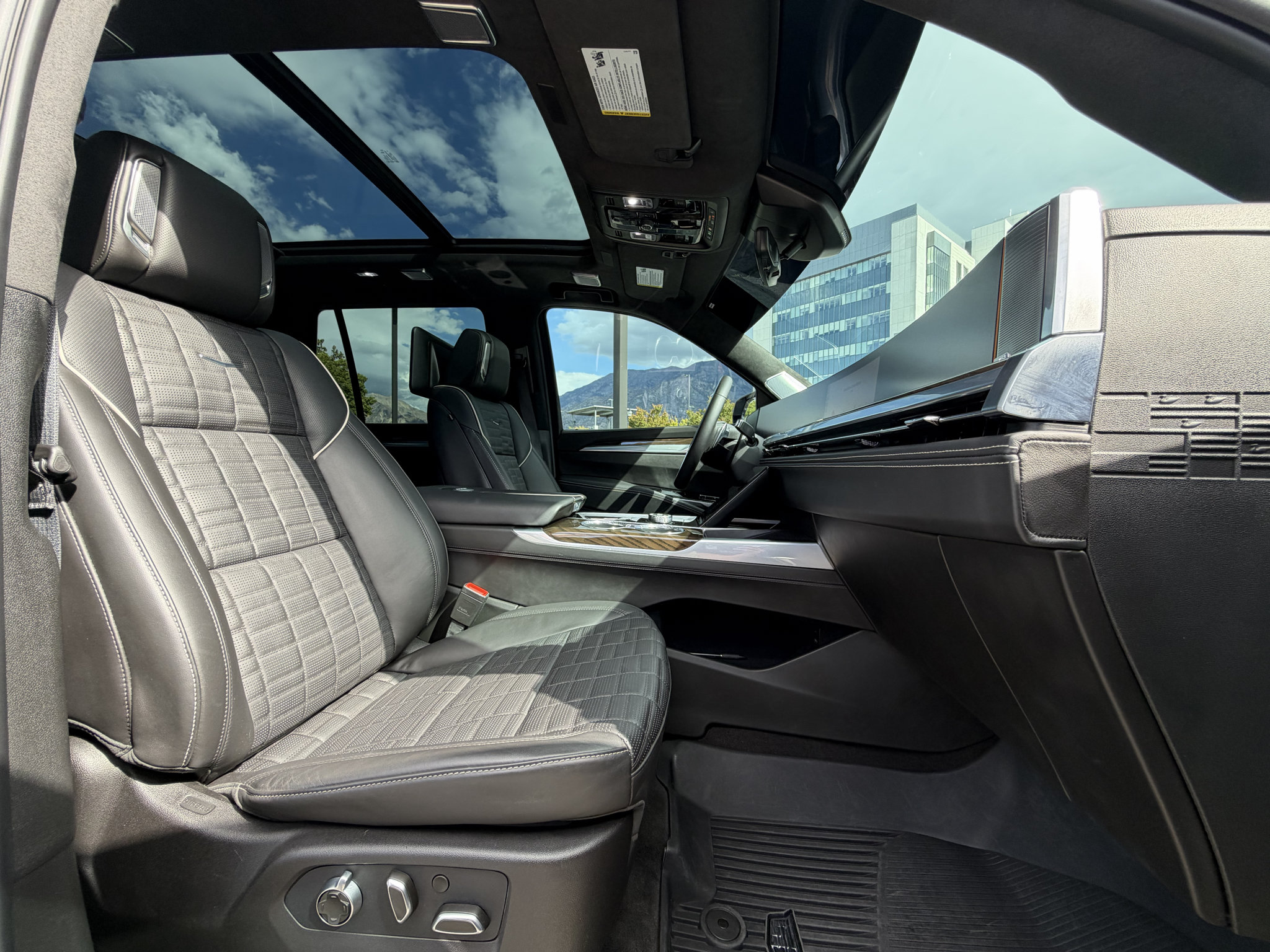 Used 2026 Cadillac Escalade Platinum Sport w/ LPO, ONYX Package AWD/4WD image 17
