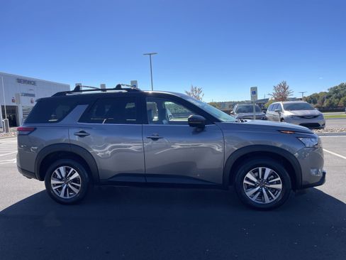 Used 2023 Nissan Pathfinder SL image 13