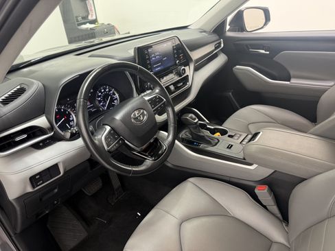 Used 2021 Toyota Highlander XLE FWD image 24