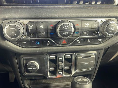 Used 2024 Jeep Wrangler High Altitude AWD/4WD image 26