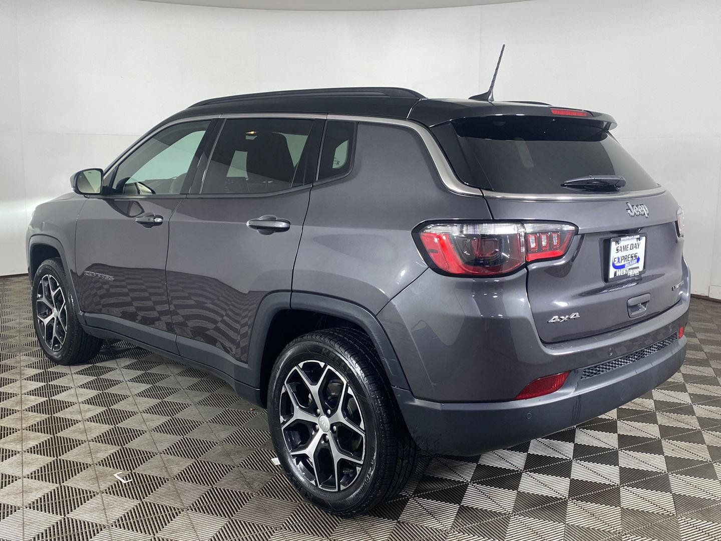 Used 2024 Jeep Compass Limited w/ Sun and Sound Group AWD/4WD image 4