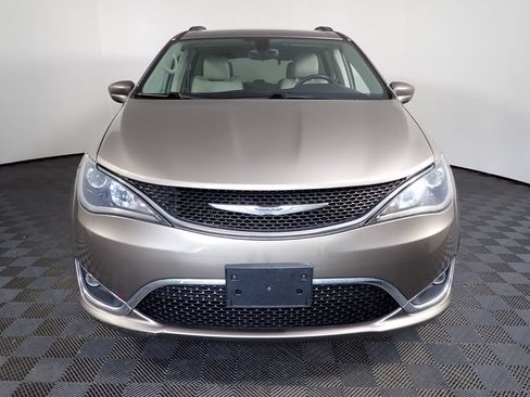Used 2017 Chrysler Pacifica Touring-L w/ Tire & Wheel Group FWD image 10
